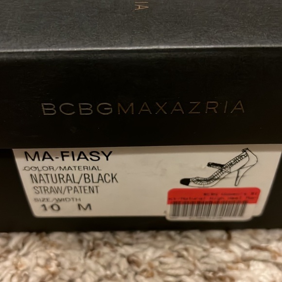 NIB BCBGMAXAZRIA MA-Fiasy in Natural Straw / Black Patent Leather Size 10M Pumps - Picture 8 of 10